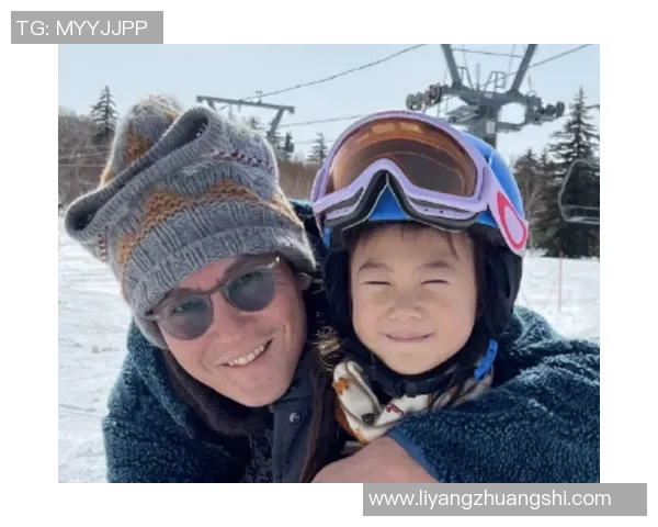 足球巨星父亲与子同框合影 展现温馨父爱与足球传奇传承 足球巨星父亲与子同框合影 展现温馨父爱与足球传奇传承